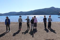 芦ノ湖の前で記念撮影