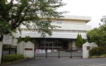 学校の正門付近