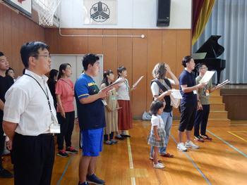 ふるさとを歌う保護者の方と職員