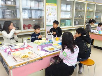 交流給食