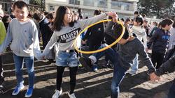フラフープくぐり