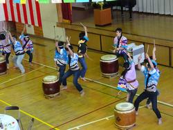 横浜国立大学民謡研究会合唱団の和太鼓演奏
