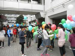 「かすみ草」の種子のついた風船をPTAの方々からいただきました。６年生の係の子も手伝いました。