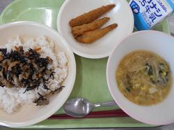 ４月１５日 木 メヒカリフライ 荏田南小学校