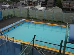 水を張ったプール