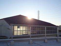 赤い屋根と日の出