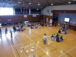 講師と一緒に活動を楽しむ子ども達の写真