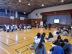 講師の質問に積極的に手を挙げる子ども達の写真