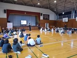 講師のお話を真剣に聞く子ども達の写真