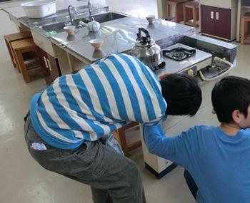 ガスコンロの火加減を調整しているところ