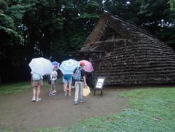 竪穴住居を見学