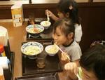 うどんを食べる児童の写真