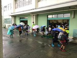 雨の日の登校風景