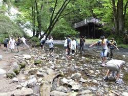 日光の川原で遊んでいる様子