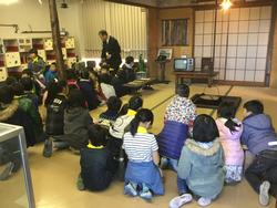 資料館見学の様子