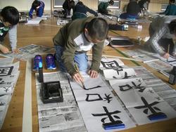 お手本をよく見て筆を進めます