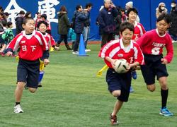 ５年生　相手を振り切り突っ走ります