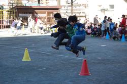 二人でジャンプ！ペアの息もぴったりです。