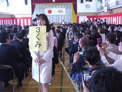 担任の先生と一緒に退場して無事入学式が終わりました。