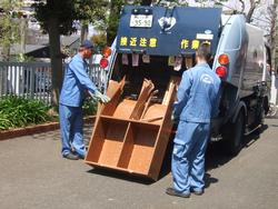 破砕車で粗大ごみ（タンス）を収集する様子