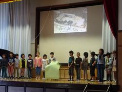 日下小の神様が昔の小学校の様子を教えてくれました。