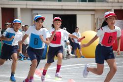 高学年リレー！迫力のある走りに釘づけでした。