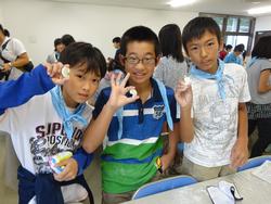 岩宿博物館では勾玉作りに挑戦！大成功ににっこり。