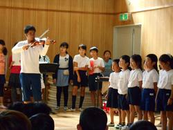 担任の先生のバイオリンの演奏に合わせて楽しく歌った1年2組。