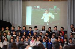 幼いころの写真と　４年生合唱「１０年雲」