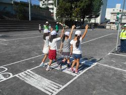 横断歩道は手を挙げて渡ります。