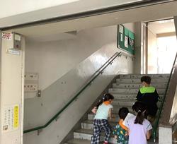 ２年生と階段を昇る１年生