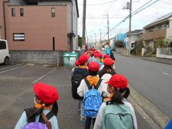 歩道を歩く一年生