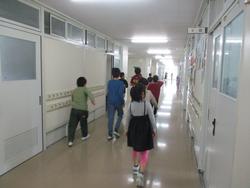 校内の福祉設備を探す様子