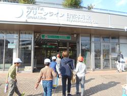 日吉本町駅で探す児童の様子