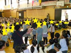 プレゼントを渡す様子