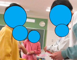 プレゼントを渡している様子