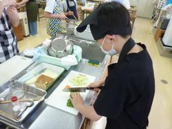 野菜を切る