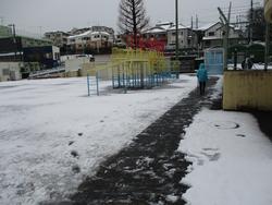 校庭周りの通路も登校前には雪かき完了