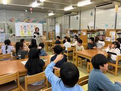 司書の話を聞いている様子