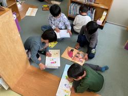 本を読む子どもたち