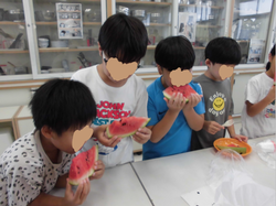 スイカ食べる子ども