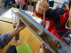 ６年生 地層のでき方 実験しました いぶき野小学校