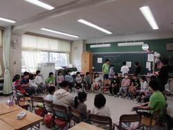 教室で輪になって活動する子どもたち
