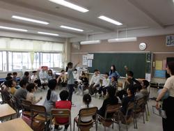 教室で輪になって活動する子どもたち２