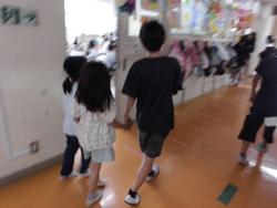 手をつなぐ6年生と1年生①
