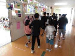 手をつなぐ6年生と1年生②