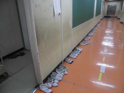 本となかよし廊下の上履き