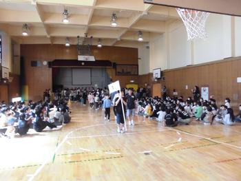 退場する1年生と手をつなぐ6年生