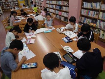 図書館で