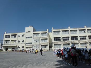 避難する児童